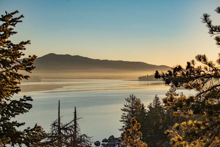 La hora dorada de la mañana de primavera en el lago Big Bear