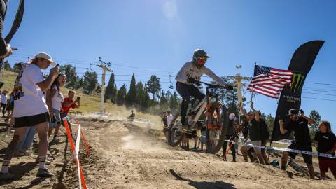 Una foto del evento Monster Energy Pro-Downhill en Snow Summit, el público anima con entusiasmo.