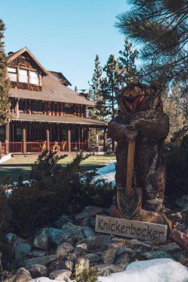 La mansión Knickerbocker de Big Bear con un oso de bienvenida en primer plano.