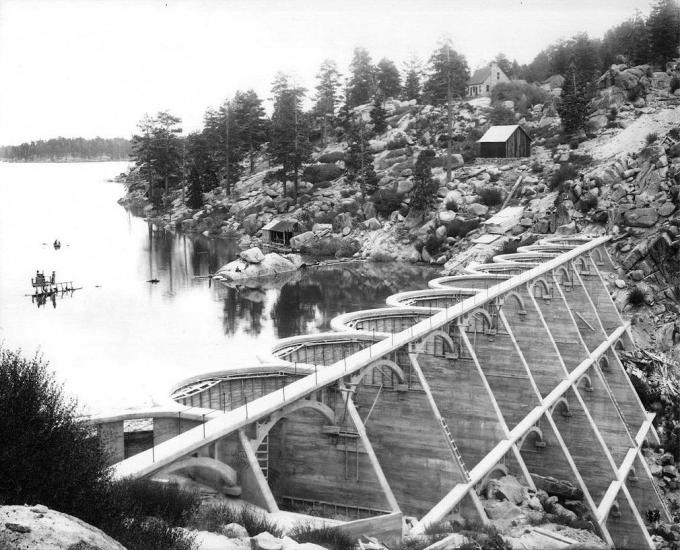 foto en blanco y negro de la presa del lago Big Bear