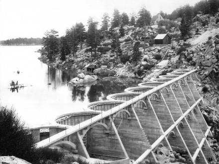 foto en blanco y negro de la presa del lago Big Bear