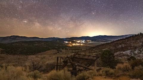 Una foto tomada en el valle de Holcomb, en Big Bear Lake: el sol está a punto de ponerse, dejando al descubierto un cielo nocturno repleto de estrellas brillantes.