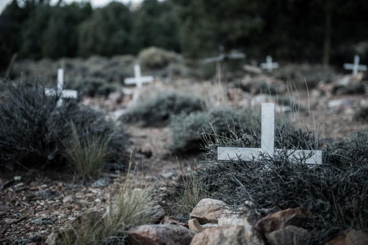 Las cruces blancas marcan las tumbas de los desconocidos en el cementerio de Doble en Big Bear Lake.