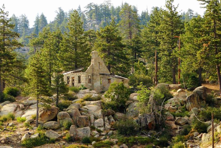 Restos de piedra de la Casa del Guarda de la Presa en Big Bear Lake