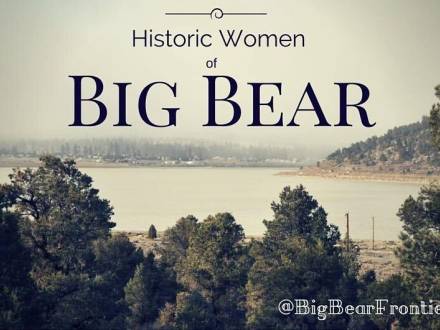 Un cartel digital para las Mujeres Históricas de Big Bear, en el fondo hay una hermosa vista del lago con niebla más allá de los árboles del bosque