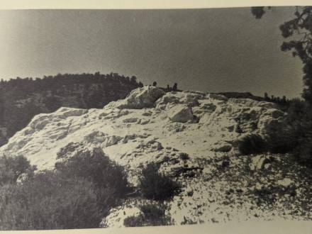 En el lugar sagrado del Yuhaaviatam, conocido como el Ojo de Dios, la foto muestra los daños causados por los mineros con dinamita.