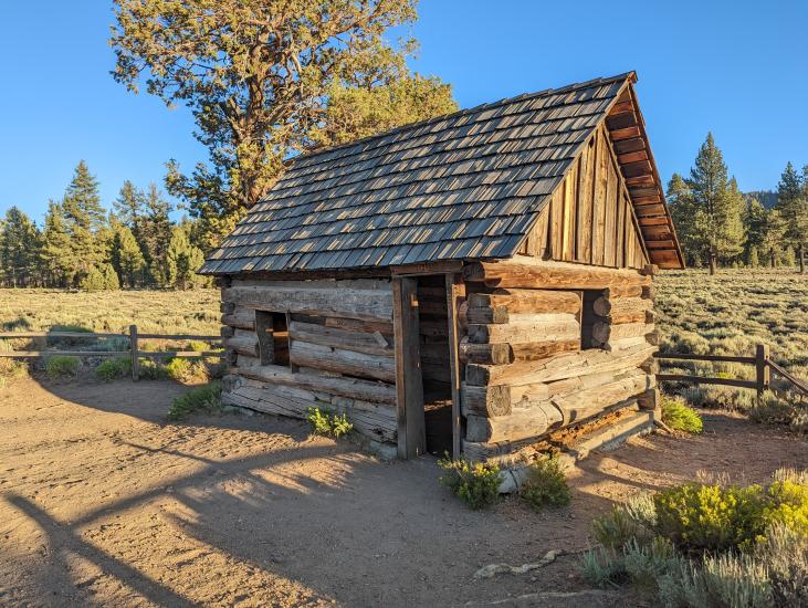 Una histórica cabaña de madera de la época de la fiebre del oro en Holcomb Valley.