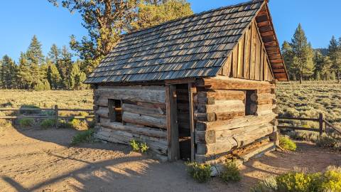 Una histórica cabaña de madera de la época de la fiebre del oro en Holcomb Valley.