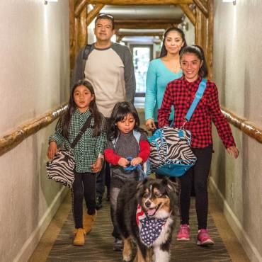 Una familia camina por el pasillo de un hotel de Big Bear Lake.