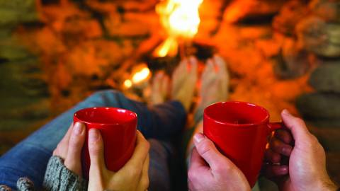 un par de tazas de chocolate caliente junto al fuego en Big Bear