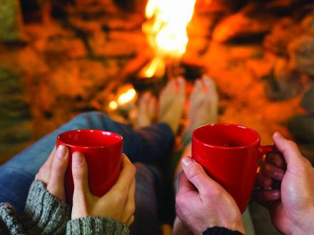 un par de tazas de chocolate caliente junto al fuego en Big Bear