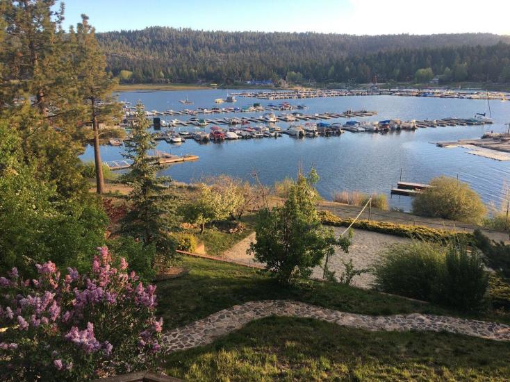 Una vista aérea de Big Bear Lakefront, en la distancia uno de los puertos deportivos es visible junto con las montañas en la parte posterior.