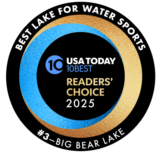 Premio 2025 para Big Bear Lake de USA Today 10 Best, el premio dice "Mejor lago para deportes acuáticos, 3er lugar Big Bear Lake"